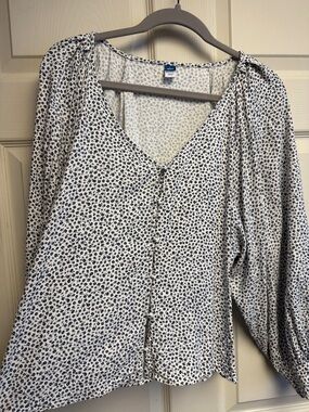 Old Navy White and Navy Floral-Print Button Front Blouse